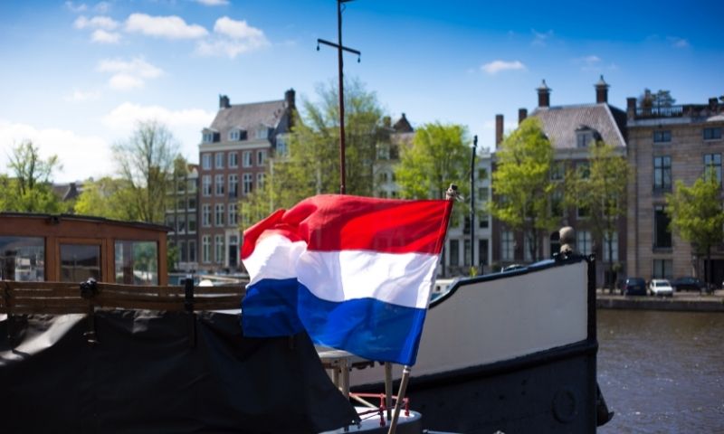 Vlag NL met boot en gebouwen