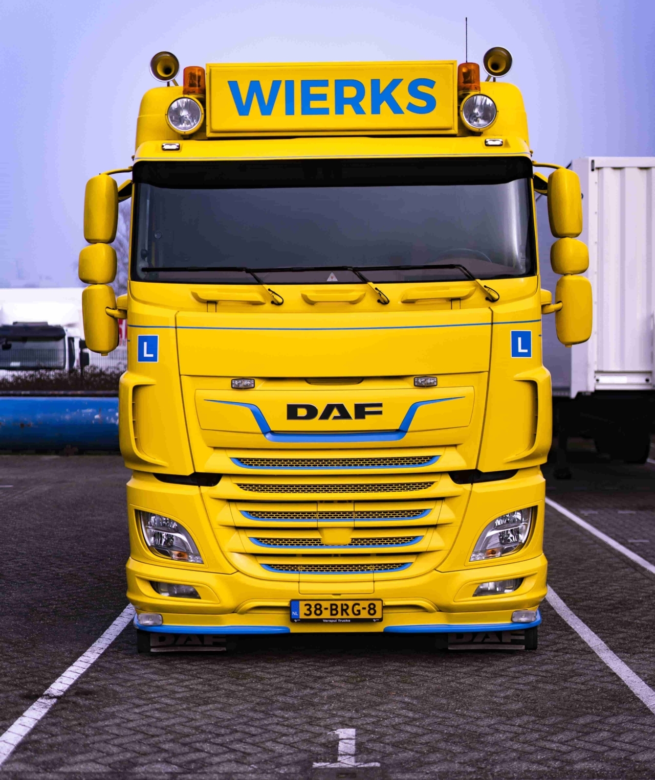 Wierks DAF vrachtwagen voorkant geel